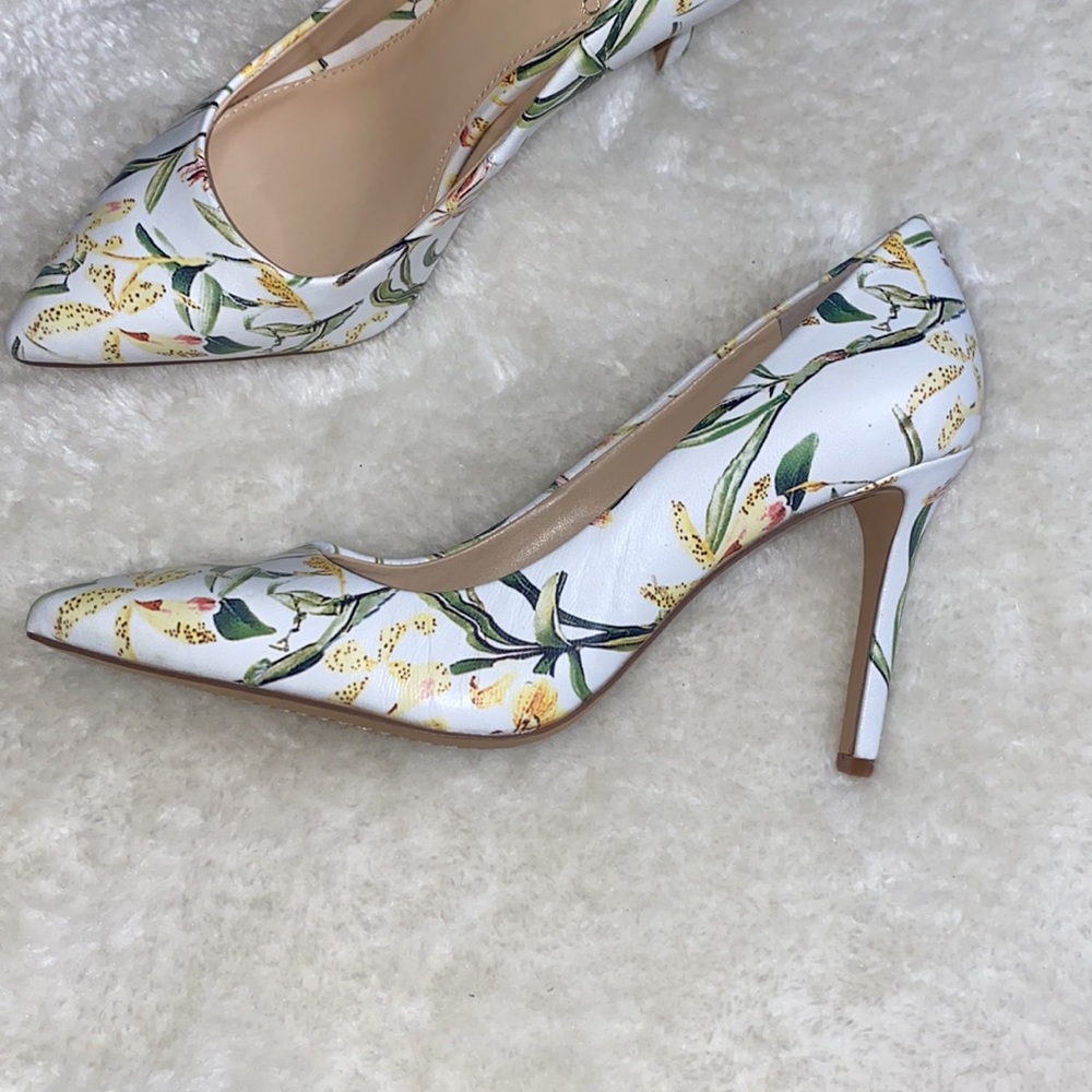 Vince Camuto Savilla Leather Floral Palm Print Pointed Toe Pumps (#301) - Picture 2 of 6